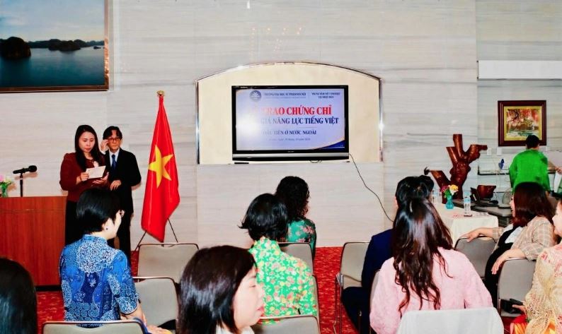 Trao chứng chỉ đánh giá năng lực tiếng Việt cho thí sinh tại Osaka, Nhật Bản